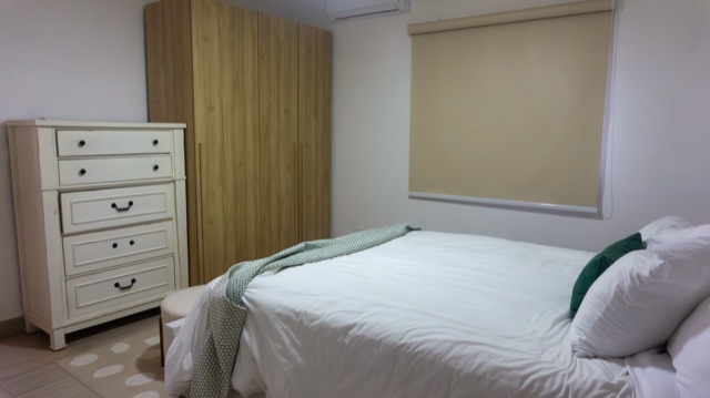 Vista del dormitorio y armario del apartamento L4-402