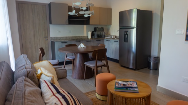 Sala, comedor y cocina del apartamento L4-402