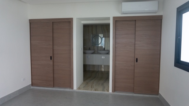 Armarios y acceso al baño de R1-401